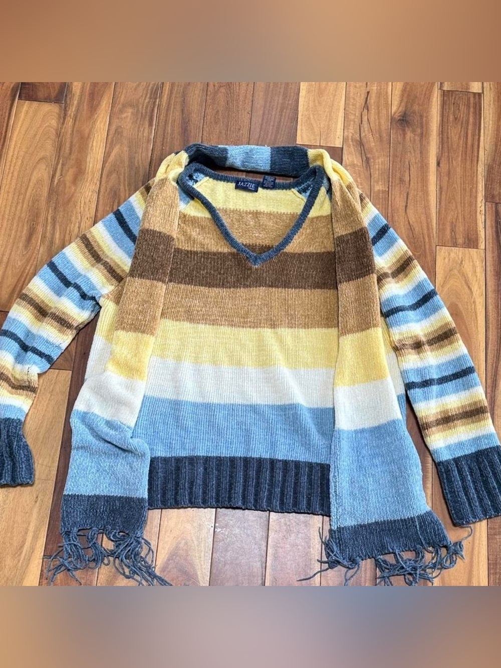 Women’s Jazzie V-Neck cozy Sweater with Scarf